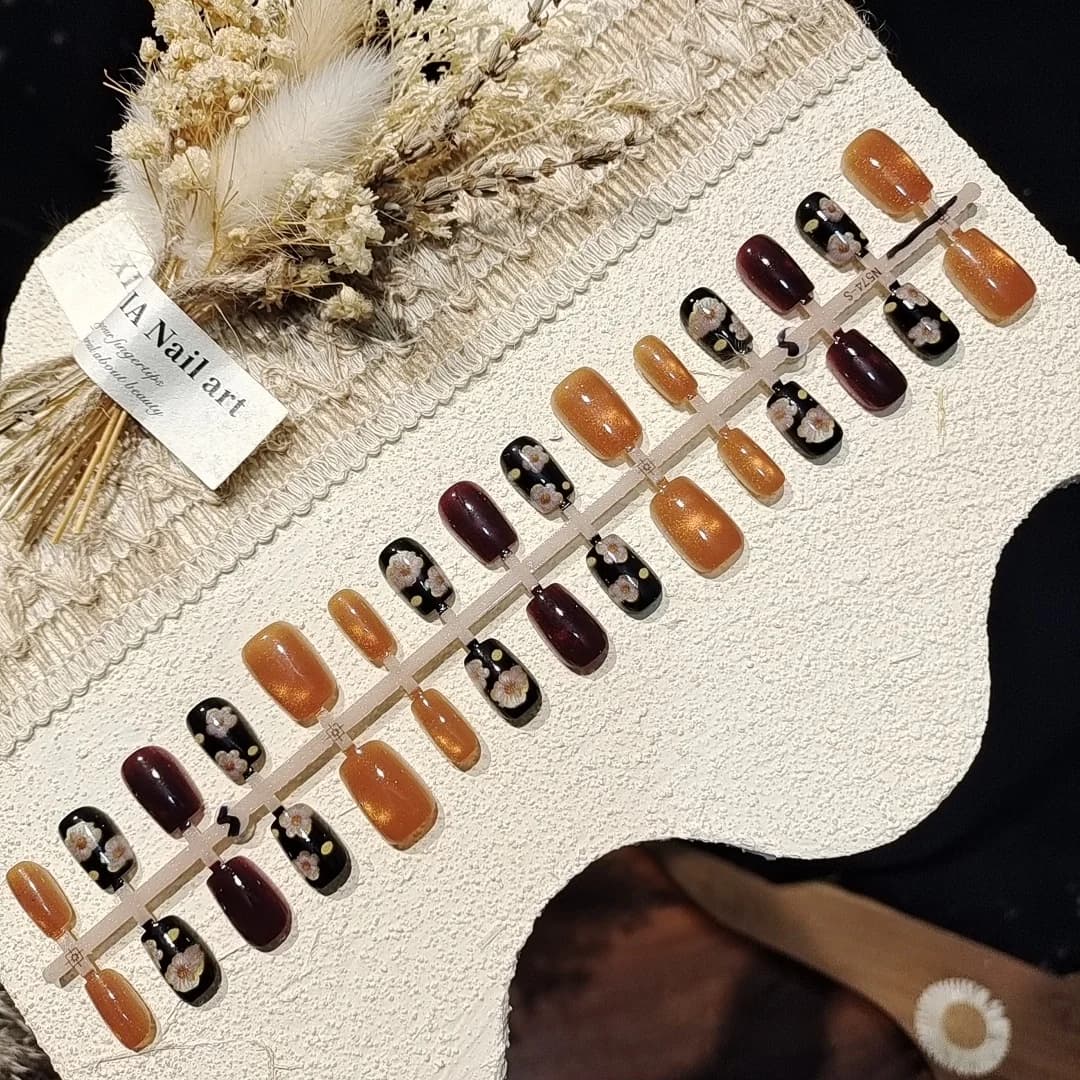 Unhas Postiças Olho de Gato com Contas de Vidro e Design Floral