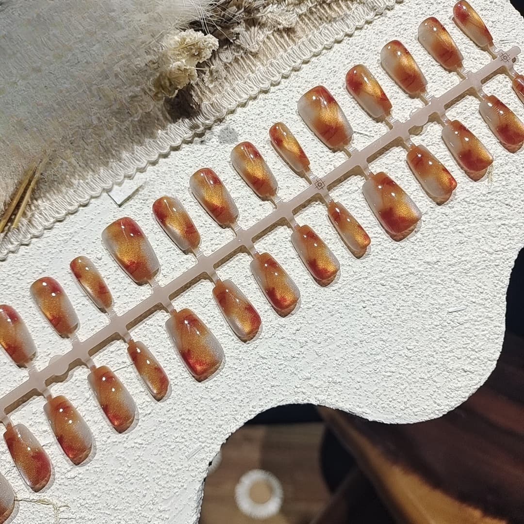 Unhas Postiças Curvas Olho de Gato Âmbar Formato Coffin/Bailarina Curto