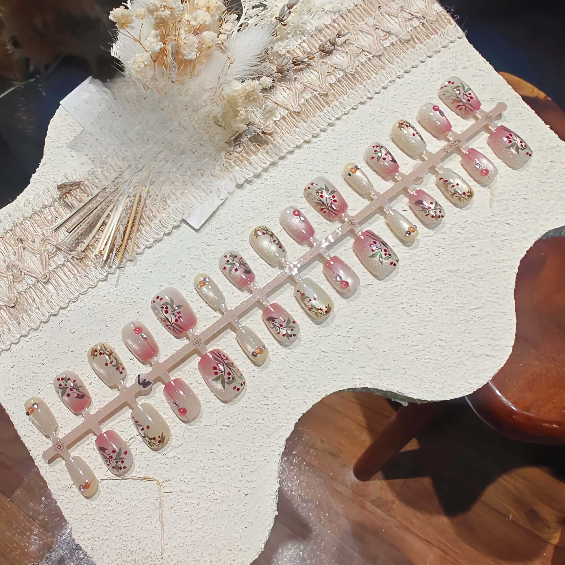Unhas Postiças Olho de Gato Feijão Vermelho com Strass e Estampa Floral